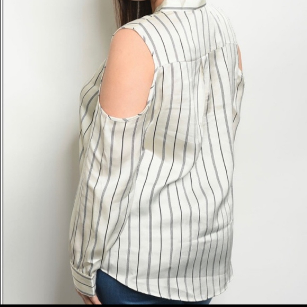 PLUS SIZE BLOUSE - Picture 2 of 4